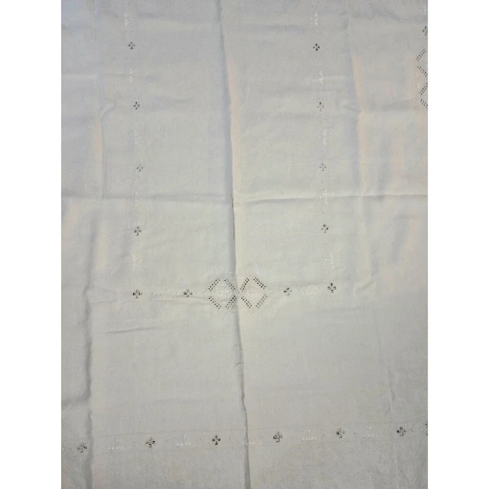 Vtg Cut Work Pull Work Finely Embroidered Linen Tablecloth Apprx 108 x 55